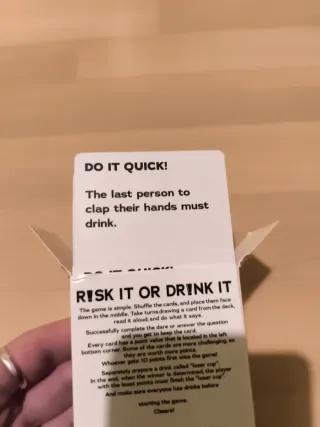 Juego de cartas Risk It/ Drink It Arriesga o Bebe