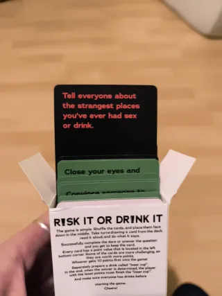 Juego de cartas Risk It/ Drink It Arriesga o Bebe
