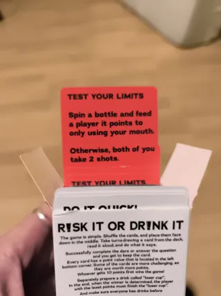 Juego de cartas Risk It/ Drink It Arriesga o Bebe