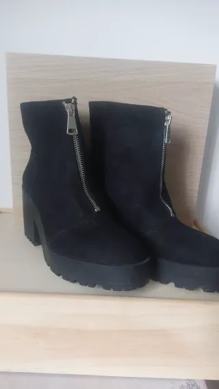 Botines negros con cremallera y plataforma