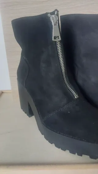 Botines negros con cremallera y plataforma