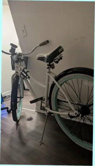 Bicicleta blanca con cesta