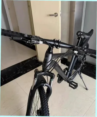 Bicicleta de montaña negra