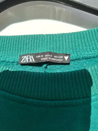 Sudadera crop verde con parche LA