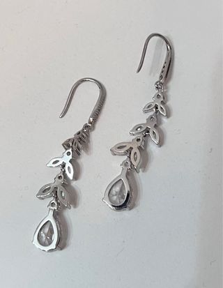 Pendientes largos plateados con pedrería