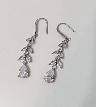 Pendientes largos plateados con pedrería