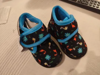 Zapatillas bebé dinosaurios velcro