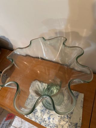 Jarrón de cristal verde y transparente