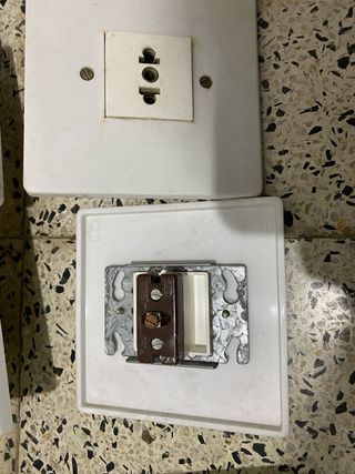 Interruptores y enchufes BJC antiguos