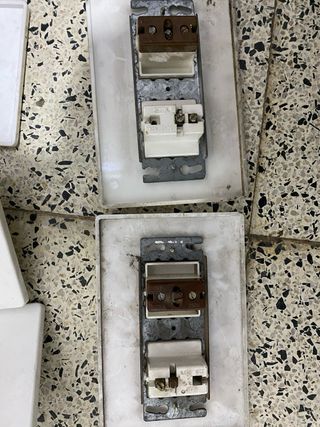 Interruptores y enchufes BJC antiguos