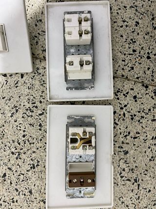 Interruptores y enchufes BJC antiguos