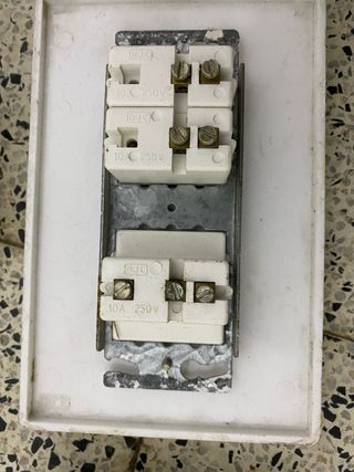 Interruptores y enchufes BJC antiguos
