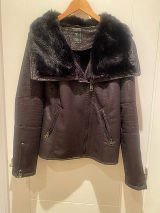 Chaquetón pelo negro Guess