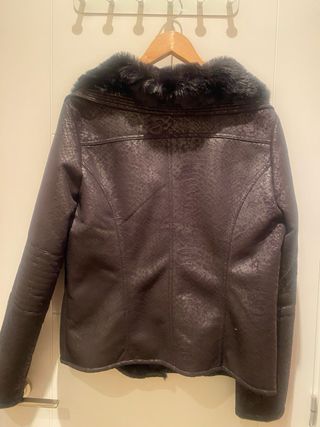 Chaquetón pelo negro Guess