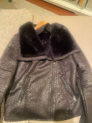 Chaquetón pelo negro Guess