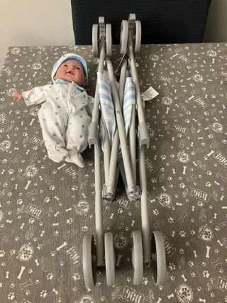 Muñeco bebé con silla de paseo