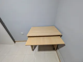 Escritorio con ruedas y bandeja extraíble