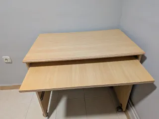 Escritorio con ruedas y bandeja extraíble