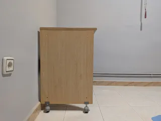 Escritorio con ruedas y bandeja extraíble