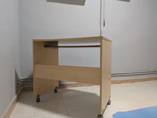 Escritorio con ruedas y bandeja extraíble