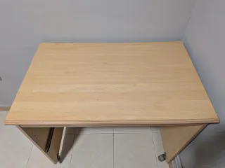 Escritorio con ruedas y bandeja extraíble