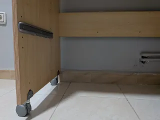 Escritorio con ruedas y bandeja extraíble