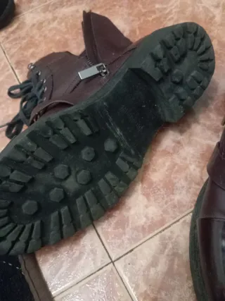 Botas marrones con cordones y hebillas