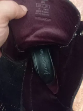 Botas marrones con cordones y hebillas