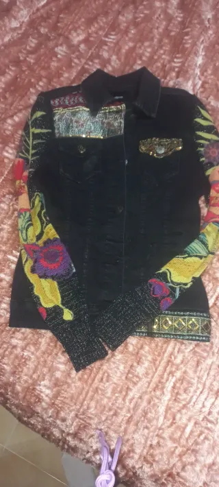 Chaqueta tejana Desigual bordada