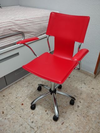 Silla de oficina roja seminueva