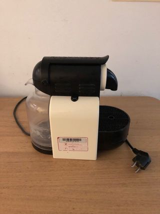 Cafetera Nespresso DeLonghi Blanca y Negra