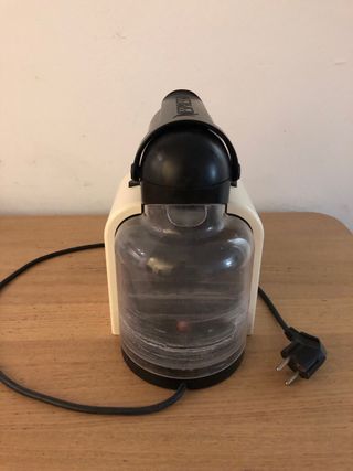 Cafetera Nespresso DeLonghi Blanca y Negra