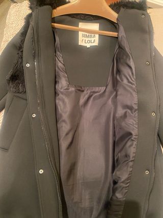 Abrigo Bimba y Lola Negro con Capucha y Pelo