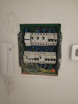 Anuncio de electricista y fontanero 24h