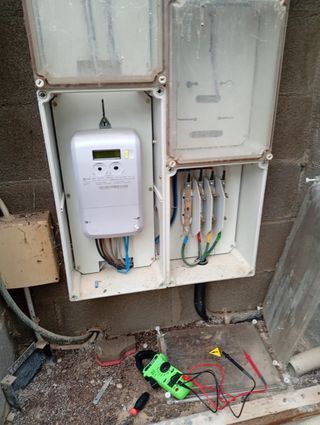 Anuncio de electricista y fontanero 24h