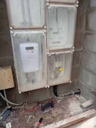 Anuncio de electricista y fontanero 24h