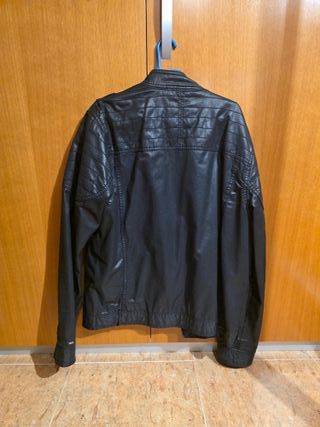 Chaqueta Negra Cuello Alto