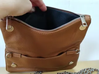 Bolso estilo cartera con asas de cadena