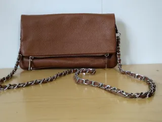 Bolso estilo cartera con asas de cadena