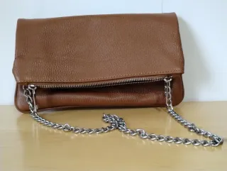Bolso estilo cartera con asas de cadena