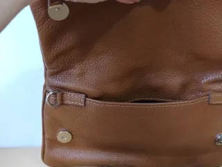 Bolso estilo cartera con asas de cadena