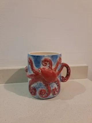 Taza cerámica pulpo azul y rojo.