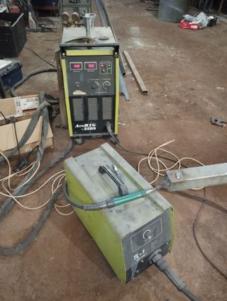 Moto soldadora y maquina dehilo 950€ cada una