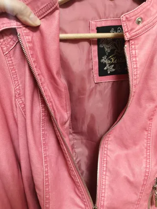 Cazadora efecto piel rosa