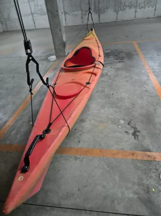 Kayak naranja y rojo
