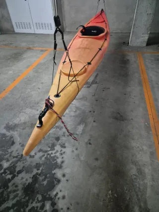 Kayak naranja y rojo