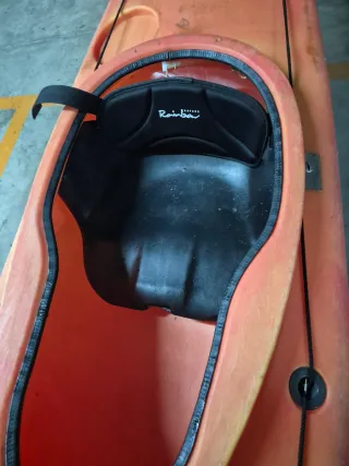 Kayak naranja y rojo