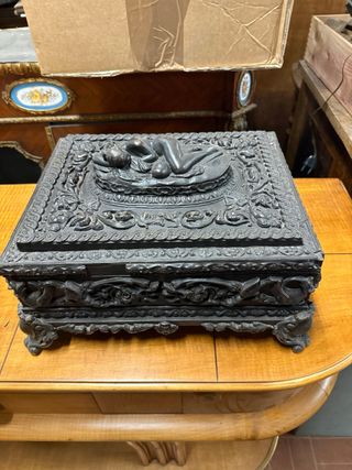 Portagioie in pastiglia con figura femminile