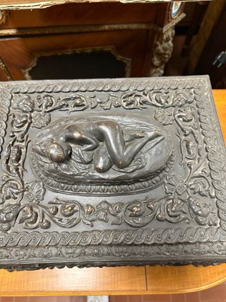 Portagioie in pastiglia con figura femminile