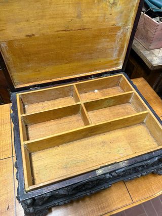 Portagioie in pastiglia con figura femminile